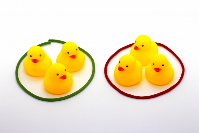  エイジングケア #014　レーザー治療　 シミを取る治療を変えたレーザー治療  レーザー治療ここ十数年で美容クリニックが増え、美容的な治療を受ける人もずいぶん増えてきました。  その大きなきっかけになったのが、レーザーでシミがとれるようになったことです。  さまざまな機械が登場し、使い方にも工夫がなされ、シミ治療に関してはかなり完成の域に達していると思います。  ただしシミやほくろの種類をきちんと診断して適切に照射しないと、うまくいかないこともあります。  間違った治療をすると、逆にシミを濃くしてしまったり、効果を出せなかったりします。  レーザー治療を希望する人は、皮膚科や形成外科といった皮膚の専門科を受診するのがいいと思います。 炭酸ガスレーザー（CO2レーザー）  皮膚の水分に反応して熱エネルギーとなり蒸散させるレーザー。 そのため、盛り上がりのあるイボやほくろ、シミを平らにする治療に向いています。  治療時間そのものは短時間で終わりますが、痛みはありますので麻酔が必要で、若干出血することもあります。 ルビーレーザー、アレキサンドライトレーザー